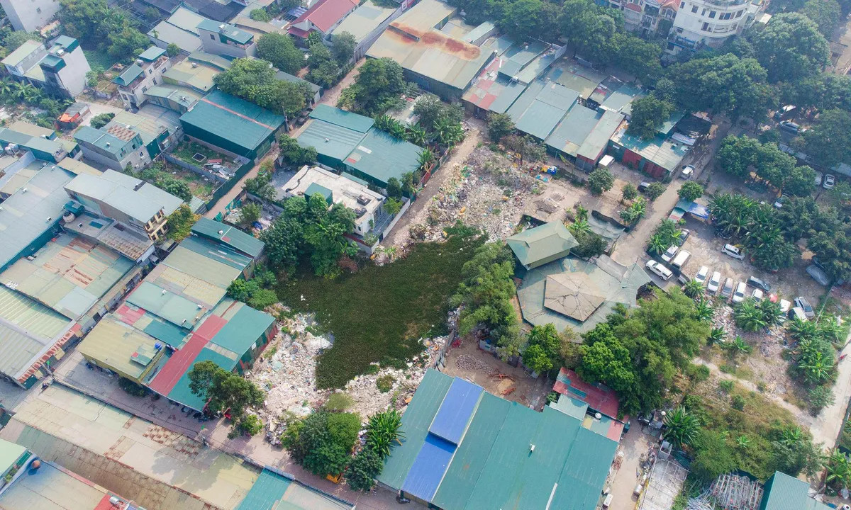 Hồ Đầm Bông phường Định Công (quận Hoàng Mai, Hà Nội) rộng 3,5ha bị “xóa sổ” bởi hàng trăm công trình nhà xưởng, nhà kiến cố không phép “mọc” lên trong những năm qua nhưng chưa có dấu hiệu dừng lại. Ảnh chụp hồ Đầm Bông vào năm 2022. Hồ Đầm Bông phường Định Công (quận Hoàng Mai, Hà Nội) rộng 3,5ha bị “xóa sổ” bởi hàng trăm công trình nhà xưởng, nhà kiến cố không phép “mọc” lên trong những năm qua nhưng chưa có dấu hiệu dừng lại. Ảnh chụp hồ Đầm Bông vào năm 2022.