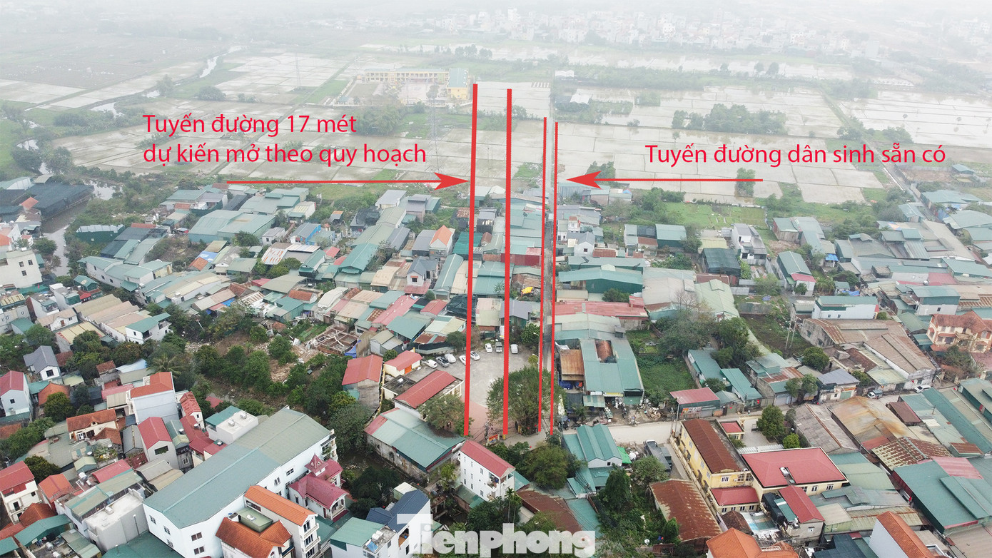 Bên cạnh đó, cộng đồng cư dân cho rằng có sự chồng chéo quy hoạch tại đây khi đường quy hoạch 17m có tên: Đường giao thông liên xã từ Đông La đến La Phù cắt đôi nhà văn hóa Miền Hạ, chạy song song với đường bê tông cũ, cách nhau chỉ gần 7m.