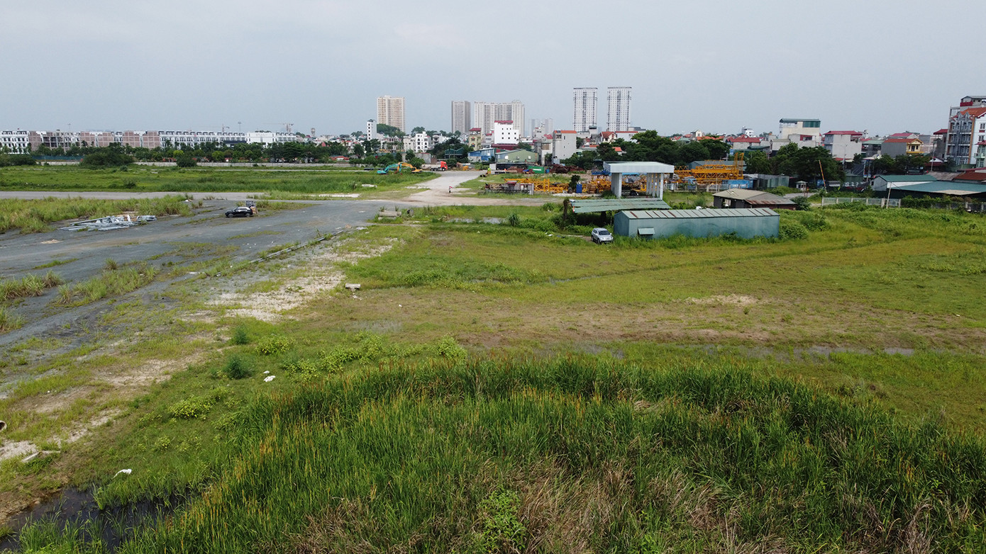 Đại diện UBND huyện Hoài Đức cho biết, tổng diện tích thu hồi toàn bộ là 177.369,3m2 (385 hộ gia đình, cá nhân với diện tích 155.099,6m2), đất công do UBND xã quản lý là 22.269,7m2. Đến nay các hộ đều đã nhận tiền và bàn giao mặt bằng. Ngoài ra, 100% các hộ gia đình, cá nhân có mộ chí đã nhận tiền và di chuyển mộ ra khỏi phạm vi dự án, về nghĩa trang nhân dân của xã theo đúng quy định. Đại diện UBND huyện Hoài Đức cho biết, tổng diện tích thu hồi toàn bộ là 177.369,3m2 (385 hộ gia đình, cá nhân với diện tích 155.099,6m2), đất công do UBND xã quản lý là 22.269,7m2. Đến nay các hộ đều đã nhận tiền và bàn giao mặt bằng. Ngoài ra, 100% các hộ gia đình, cá nhân có mộ chí đã nhận tiền và di chuyển mộ ra khỏi phạm vi dự án, về nghĩa trang nhân dân của xã theo đúng quy định.