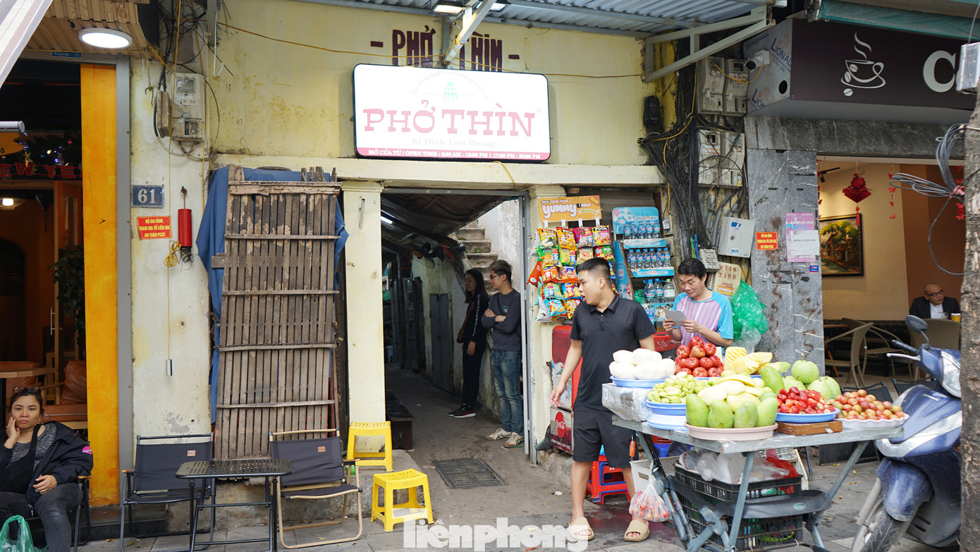 Để rút ngắn thời gian nghiên cứu quy hoạch, lập đề xuất chủ trương đầu tư dự án, UBND thành phố Hà Nội sẽ tạo điều kiện hỗ trợ cho các tổ chức, đơn vị và các hộ dân nằm trong ranh giới nghiên cứu quy hoạch, dự án đầu tư trong việc xác định các khu vực bố trí, xây dựng lại cơ quan, trụ sở, bố trí diện tích làm việc thay thế, dự án tái định cư (đối với các hộ dân). Để rút ngắn thời gian nghiên cứu quy hoạch, lập đề xuất chủ trương đầu tư dự án, UBND thành phố Hà Nội sẽ tạo điều kiện hỗ trợ cho các tổ chức, đơn vị và các hộ dân nằm trong ranh giới nghiên cứu quy hoạch, dự án đầu tư trong việc xác định các khu vực bố trí, xây dựng lại cơ quan, trụ sở, bố trí diện tích làm việc thay thế, dự án tái định cư (đối với các hộ dân).