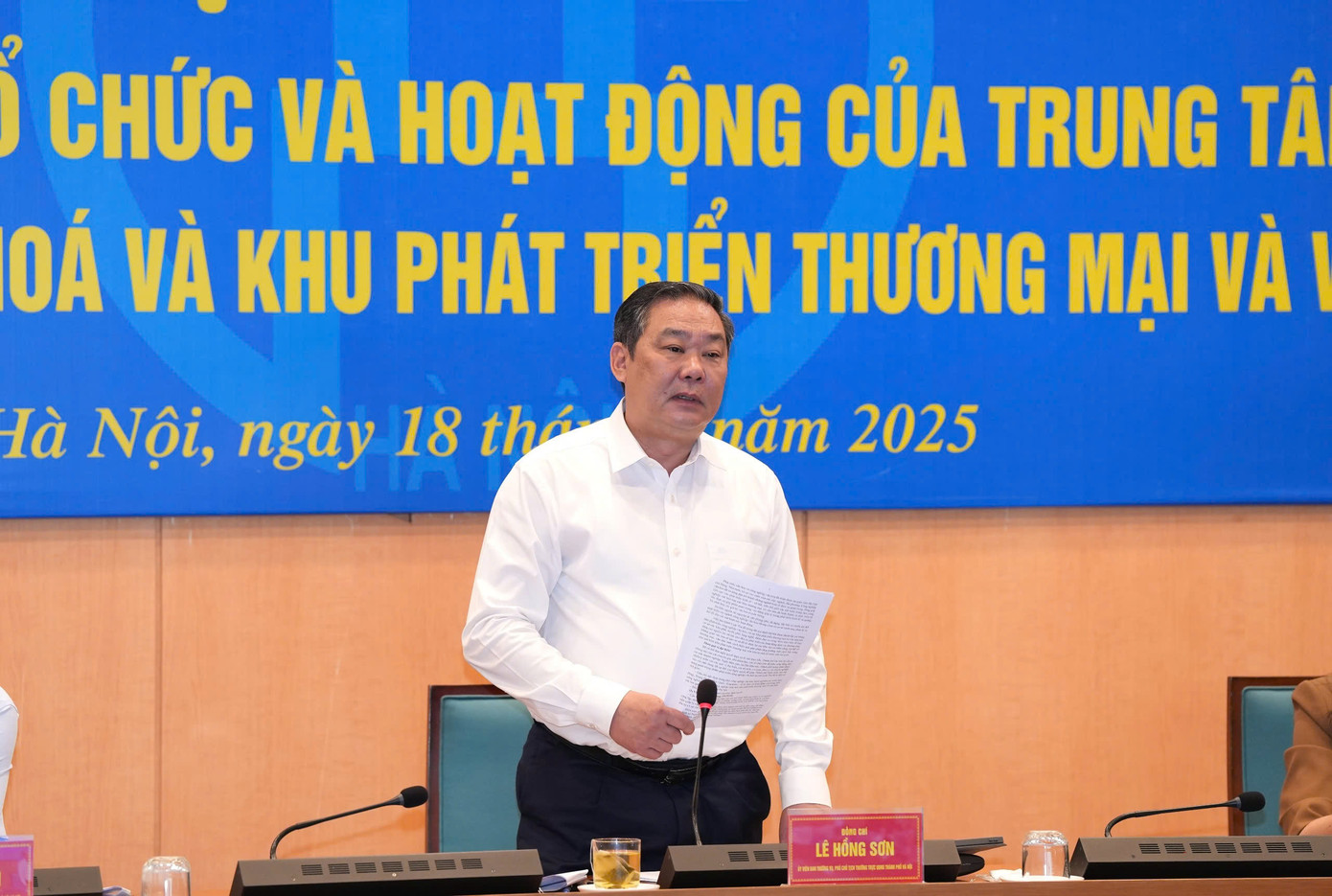 Phó Chủ tịch Thường trực UBND TP Hà Nội Lê Hồng Sơn phát biểu tại hội thảo Phó Chủ tịch Thường trực UBND TP Hà Nội Lê Hồng Sơn phát biểu tại hội thảo