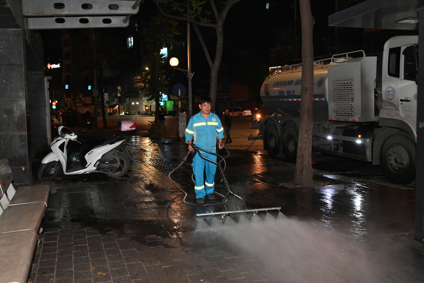 Xịt rửa vỉa hè bằng cụm vòi cao áp trên địa bàn quận Ba Đình
