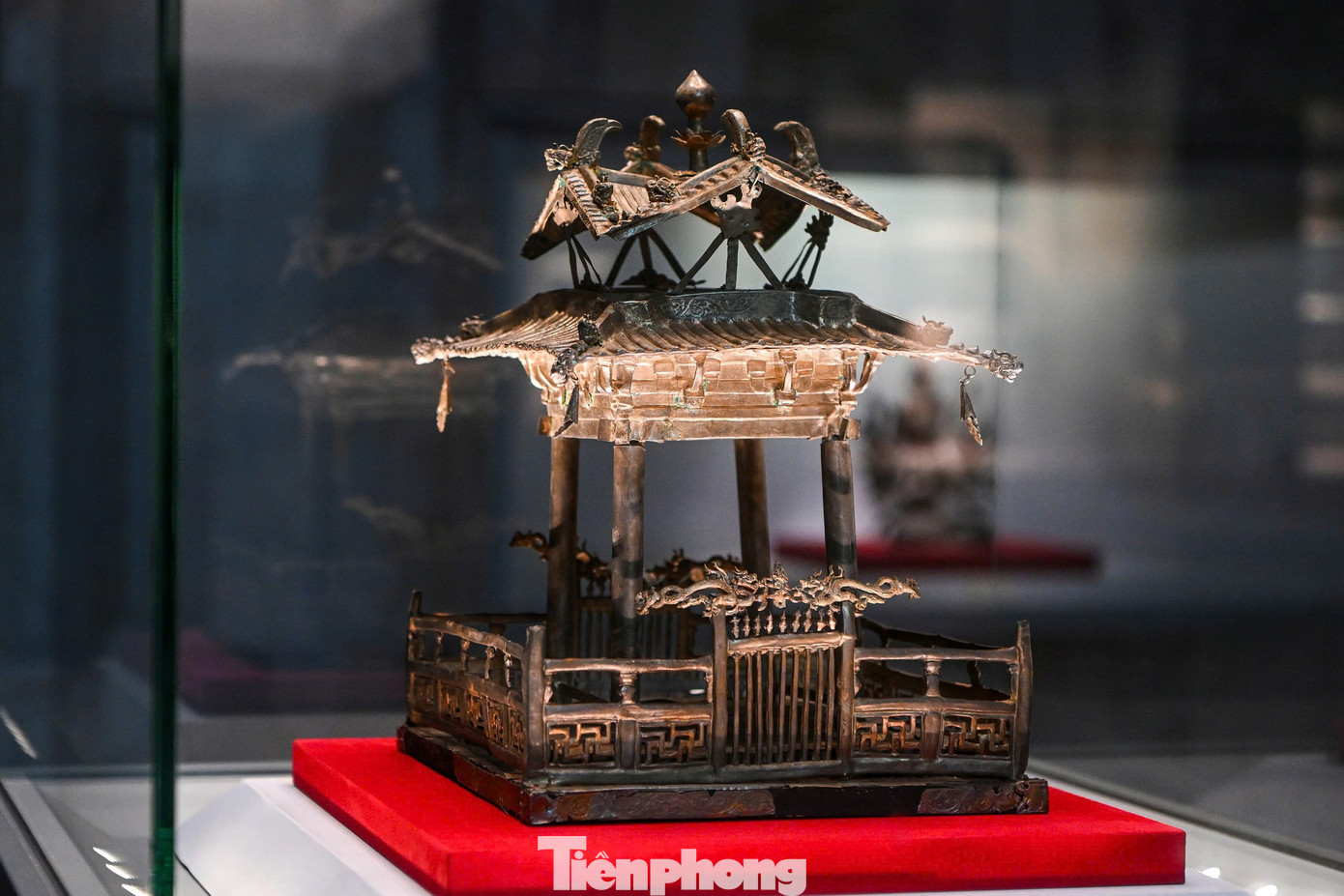 Đi sâu vào bên trong, du khách tới địa cung, nơi cất giữ nhiều cổ vật liên quan đến Phật giáo, hiện vật lịch sử nhân loại.