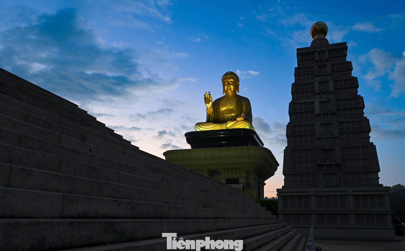 Phật Quang Sơn nổi bật với bức tượng Đại Phật cao 108 m, hiện là tượng Phật ngồi bằng đồng lớn nhất châu Á. Tượng được thiết kế trong tư thế kiết già, tay kết ấn hoa sen, biểu trưng cho sự thanh tịnh và trí tuệ.