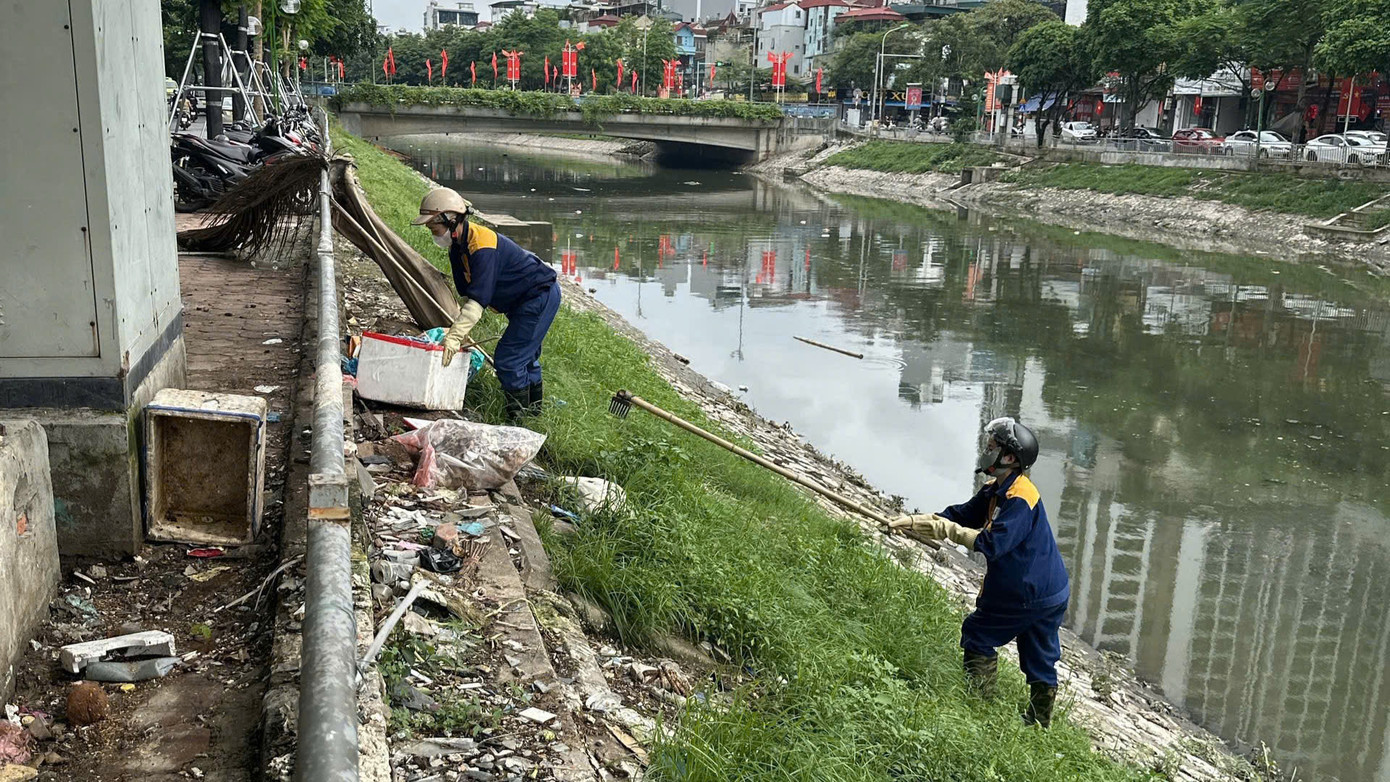 Việc rác "bủa vây" sông hồ thường xuyên diễn ra sau các trận mưa lớn được lý giải do người dân vứt rác bừa bãi, không theo quy định dẫn tới tình trạng rác dồn về các cống thoát nước rất lớn sau những trận mưa, gây tắc đường ống, dẫn tới úng ngập. "Mong người dân nâng cao ý thức, không xả rác ra đường xuống cống, sông hồ tùy tiện mà thực hiện đổ rác đúng quy định. Việc vớt, thu dọn rác thải trên sông hồ khó khăn, vất vả hơn trên đường phố rất nhiều", Đại diện Công ty TNHH MTV thoát nước Hà Nội nêu. Trong ảnh: Sau dọn dẹp, sông Tô Lịch, sông Lừ đã sạch sẽ trở lại.