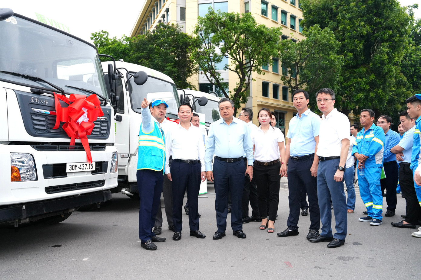 Chủ tịch UBND TP Hà Nội kiểm tra các thiết bị trước khi vận hành chính thức