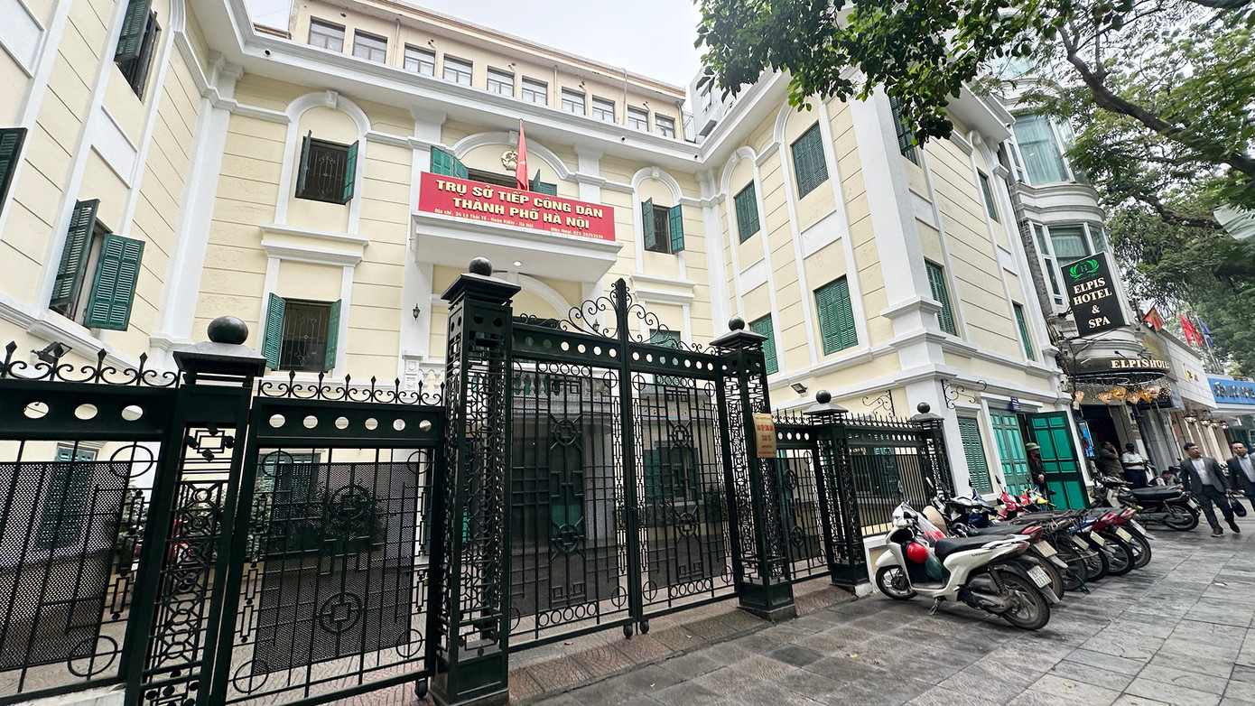 Chủ tịch UBND Thành phố Hà Nội yêu cầu các sở ban ngành liên quan hỗ trợ thực hiện di dời, tái định cư, tạm cư theo quy định; hỗ trợ trong quá trình di chuyển, triển khai dự án đầu tư tại vị trí mới; đảm bảo điều kiện hoạt động của cơ quan, doanh nghiệp, ổn định sinh hoạt, đời sống của nhân dân. Chủ tịch UBND Thành phố Hà Nội yêu cầu các sở ban ngành liên quan hỗ trợ thực hiện di dời, tái định cư, tạm cư theo quy định; hỗ trợ trong quá trình di chuyển, triển khai dự án đầu tư tại vị trí mới; đảm bảo điều kiện hoạt động của cơ quan, doanh nghiệp, ổn định sinh hoạt, đời sống của nhân dân.