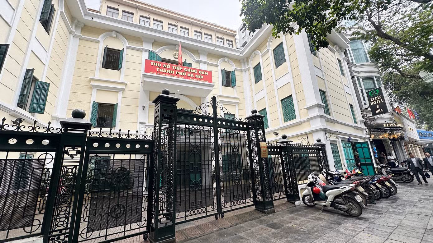 Chủ tịch UBND Thành phố Hà Nội yêu cầu các sở ban ngành liên quan hỗ trợ thực hiện di dời, tái định cư, tạm cư theo quy định; hỗ trợ trong quá trình di chuyển, triển khai dự án đầu tư tại vị trí mới; đảm bảo điều kiện hoạt động của cơ quan, doanh nghiệp, ổn định sinh hoạt, đời sống của nhân dân.