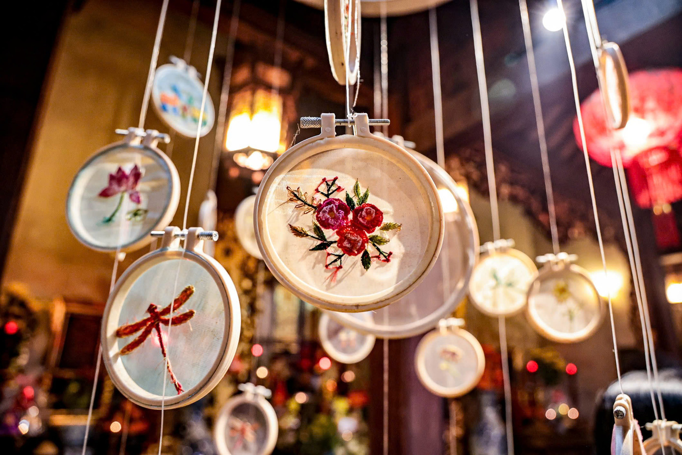 Chủ tịch UBND phường Hàng Gai Nguyễn Mạnh Linh thông tin, đây là dự án sáng tạo, khá mới mẻ tại Việt Nam. Trong 1 tháng vừa qua nghệ sĩ Phạm Ngọc Trâm đã trực tiếp thực hành kỹ thuật thêu tại đình tạo ra một không gian giao lưu, tương tác với các nghệ sĩ, những người làm nghệ thuật, nhân dân, học sinh, khách du lịch. Chủ tịch UBND phường Hàng Gai Nguyễn Mạnh Linh thông tin, đây là dự án sáng tạo, khá mới mẻ tại Việt Nam. Trong 1 tháng vừa qua nghệ sĩ Phạm Ngọc Trâm đã trực tiếp thực hành kỹ thuật thêu tại đình tạo ra một không gian giao lưu, tương tác với các nghệ sĩ, những người làm nghệ thuật, nhân dân, học sinh, khách du lịch.