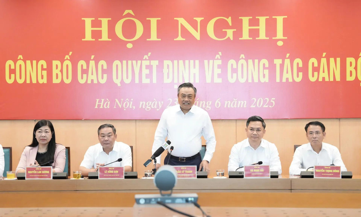 Chủ tịch UBND TP Hà Nội Trần Sỹ Thanh chủ trì Hội nghị công bố các quyết định của Chủ tịch UBND TP Hà Nội về công tác cán bộ