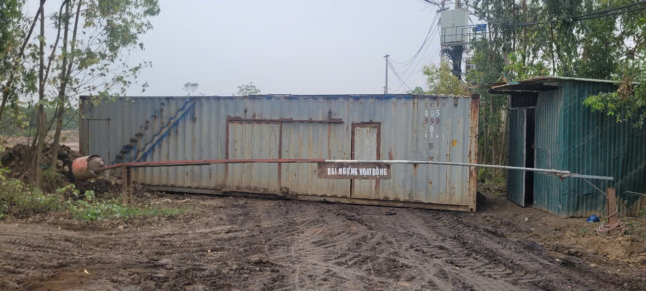 Như đã đưa tin, sau phản ánh của báo Tiền Phong về việc dọc bờ sông Đuống, đoạn qua xã Phù Đổng (huyện Gia Lâm, thành phố Hà Nội), có 3 bãi trung chuyển, khai thác đất, cát trái phép, gây ảnh hưởng lớn đến cuộc sống của người dân địa phương, ngày 20/2, Chủ tịch UBND TP Hà Nội Trần Sỹ Thanh đã chỉ đạo các cơ quan chức năng vào cuộc kiểm tra, xử lý. Như đã đưa tin, sau phản ánh của báo Tiền Phong về việc dọc bờ sông Đuống, đoạn qua xã Phù Đổng (huyện Gia Lâm, thành phố Hà Nội), có 3 bãi trung chuyển, khai thác đất, cát trái phép, gây ảnh hưởng lớn đến cuộc sống của người dân địa phương, ngày 20/2, Chủ tịch UBND TP Hà Nội Trần Sỹ Thanh đã chỉ đạo các cơ quan chức năng vào cuộc kiểm tra, xử lý.