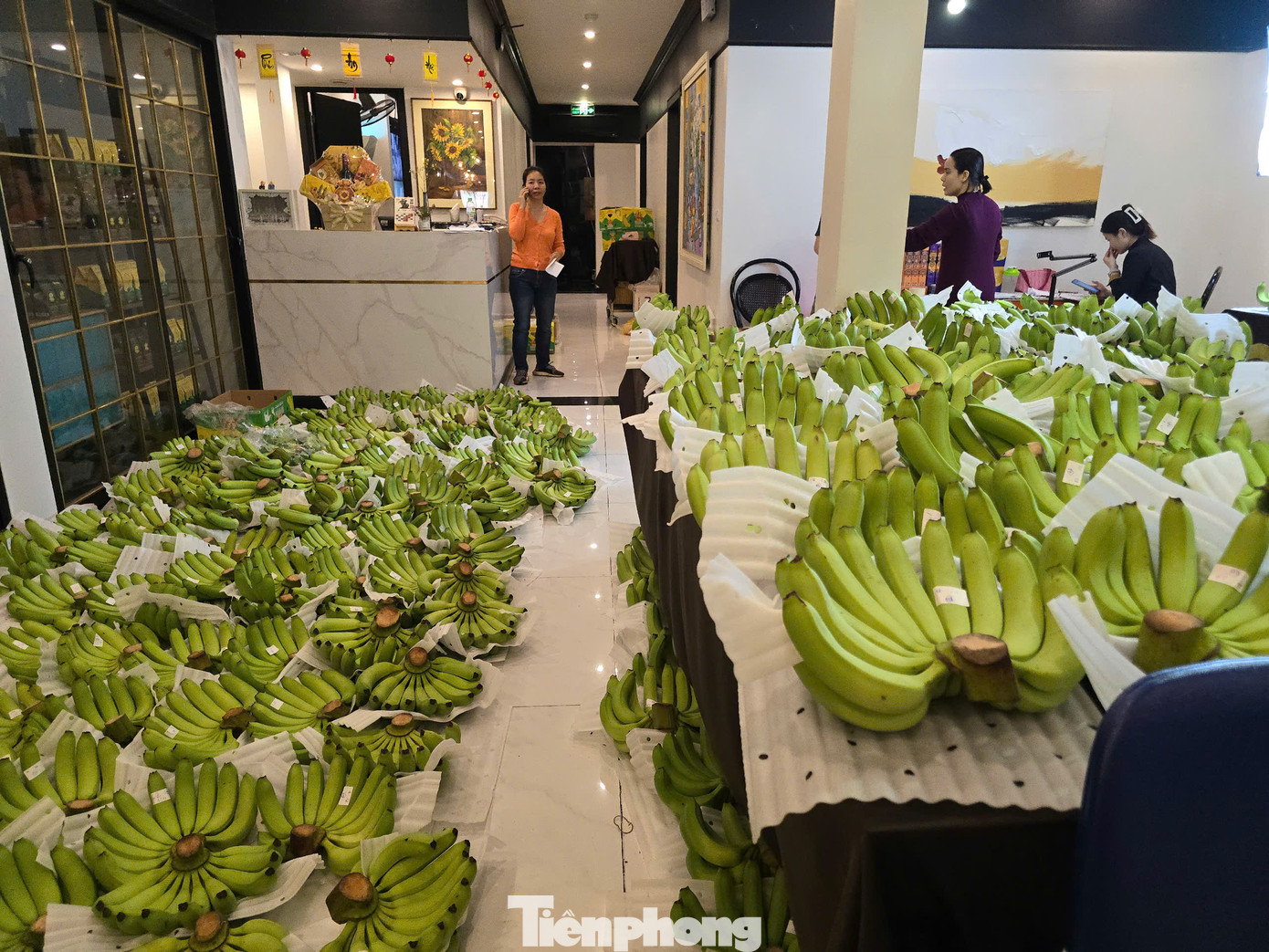 Một cửa hàng trên phố Hàm Long được tận dụng bán chuối Tết. Một buổi sáng cận Tết có đến hàng trăm đơn mua bán