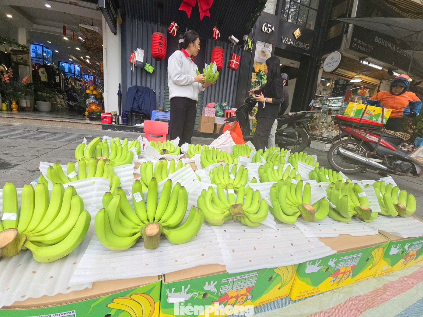 Một sạp bán chuối trên phố Hàm Long, quận Hoàn Kiếm