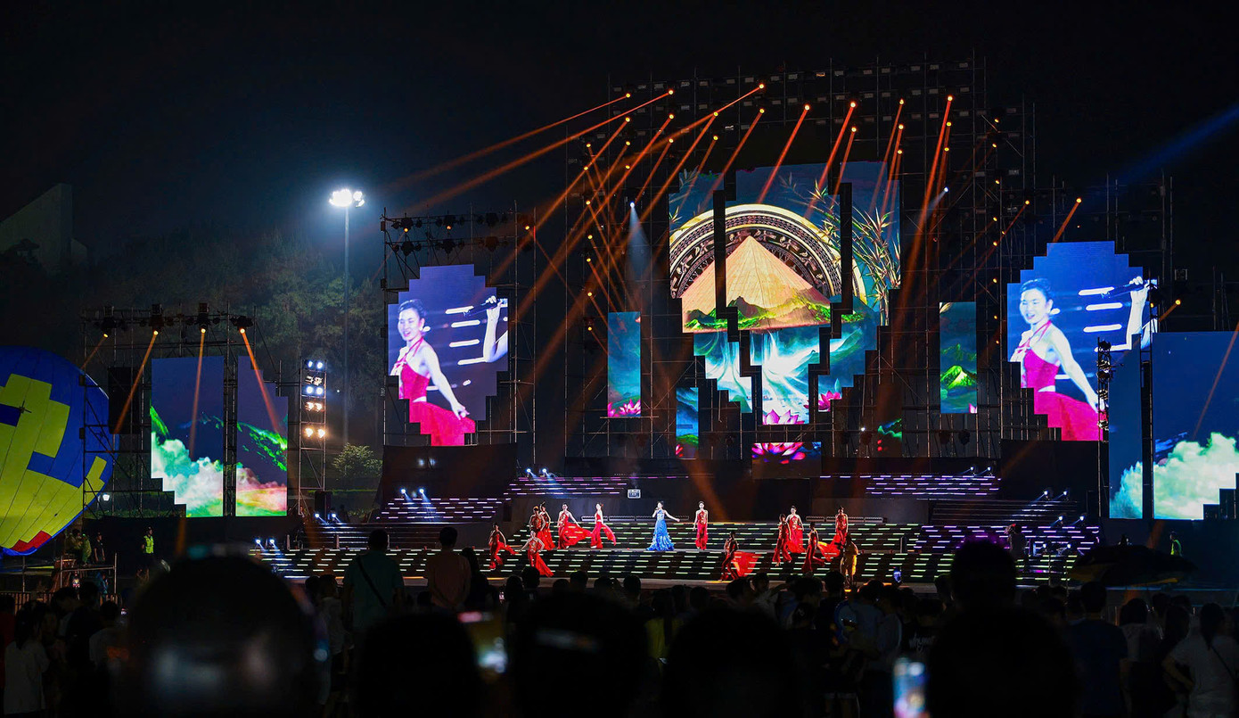 Tối 30/4, Festival Khinh khí cầu Vĩnh Phúc - 2025 đã chính thức khai mạc.