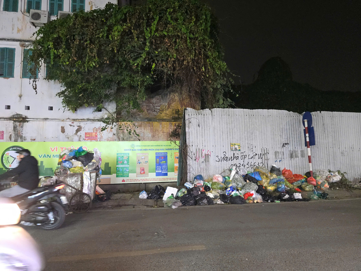 Tình trạng vứt rác bừa bãi xuất hiện cả những ngõ đặt biển cấm đổ rác, có camera giám sát. Ông Phạm Văn Hưng (tổ trưởng tổ dân phố số 7, phường Chương Dương, quận Hoàn Kiếm) cho biết, khu vực đầu ngõ 144 Bạch Đằng là nơi đặt thùng rác để người dân đến vứt rác.