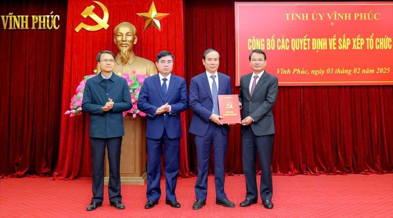 Bí thư Tỉnh ủy Đặng Xuân Phong trao Quyết định bổ nhiệm đồng chí Trần Thanh Hải giữ chức Trưởng Ban Tuyên giáo và Dân vận Tỉnh ủy. Bí thư Tỉnh ủy Đặng Xuân Phong trao Quyết định bổ nhiệm đồng chí Trần Thanh Hải giữ chức Trưởng Ban Tuyên giáo và Dân vận Tỉnh ủy.