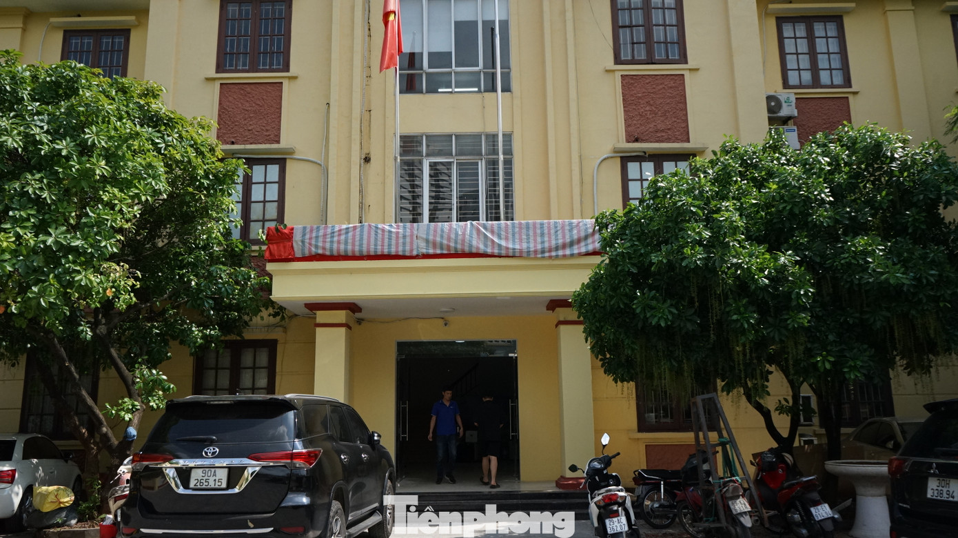 Chủ tịch UBND thành phố Hà Nội cũng yêu cầu Sở Nông nghiệp và Môi trường chủ trì, phối hợp với các đơn vị liên quan tổ chức rà soát, cập nhật, chỉnh lý hồ sơ địa giới hành chính, bản đồ địa chính, dữ liệu đất đai liên quan đến các đơn vị hành chính được sắp xếp,...