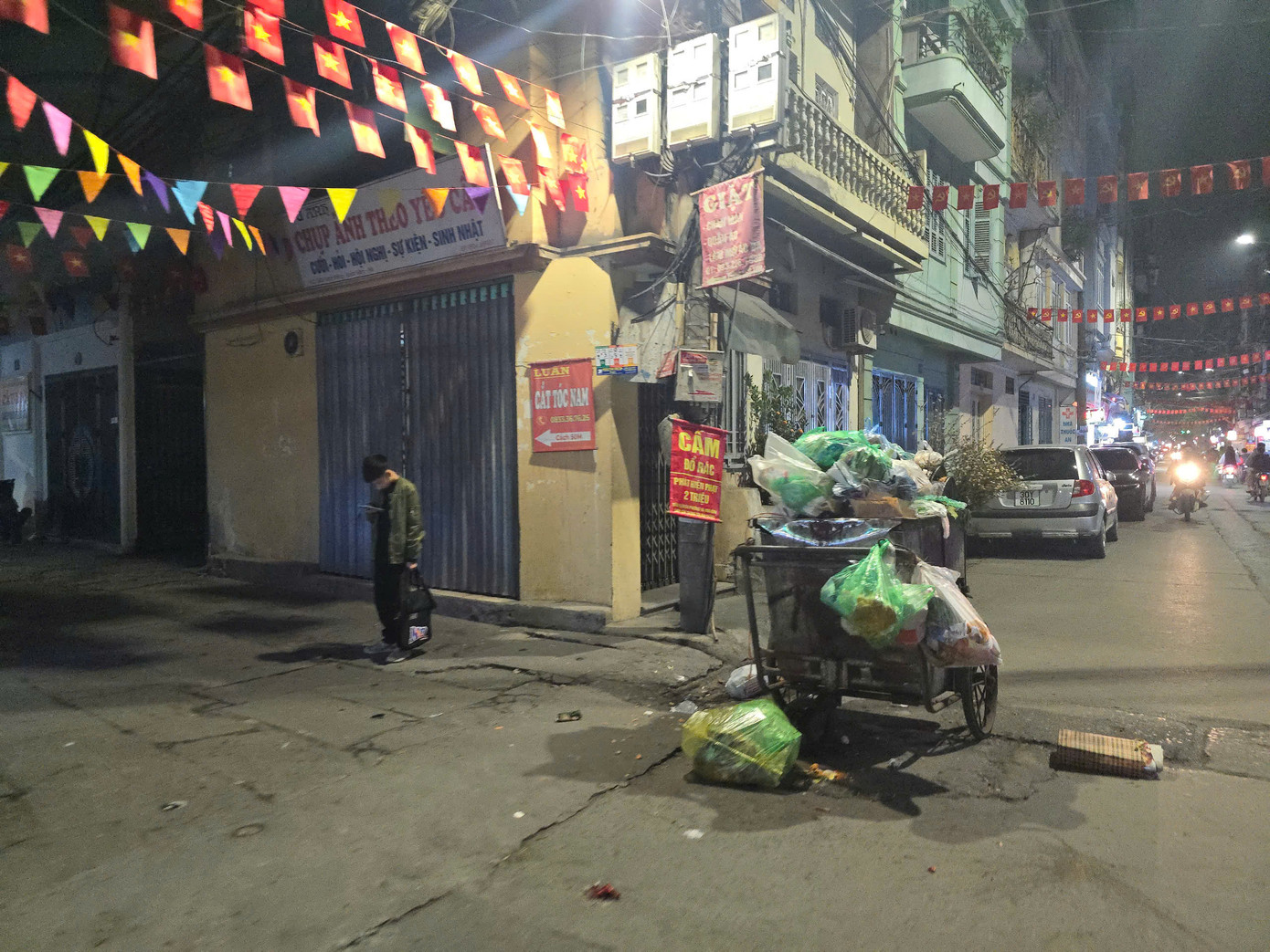 Điểm cấm đổ rác nhưng thường xuyên tràn rác trên đường Bạch Đằng, quận Hoàn Kiếm.