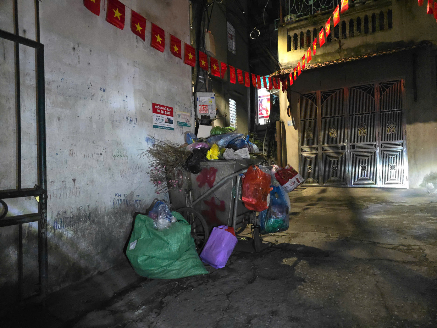 Tuy nhiên, xe rác thường xuyên bị tràn khiến người dân vứt rác quanh xe gây ô nhiễm. "Hiện tổ dân phố đã huy động kinh phí lắp camera nhưng đây chỉ là biện pháp cảnh báo, không tránh được tình trạng vứt rác bừa bãi", ông Hưng nói.