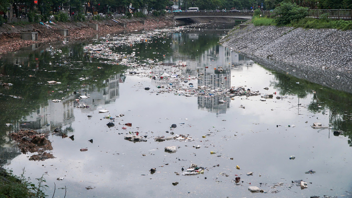 Rác ngập sông Tô Lịch sau cơn mưa lớn ngày 3/7 Rác ngập sông Tô Lịch sau cơn mưa lớn ngày 3/7