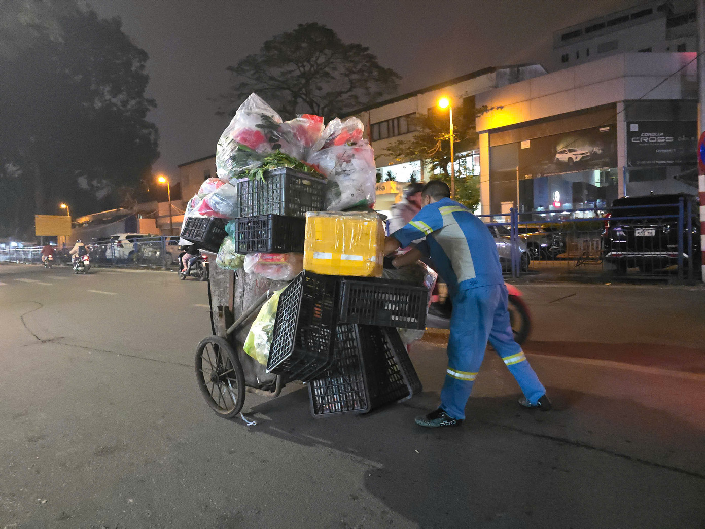 Được biết, đầu tháng 3/2025, Công ty TNHH MTV Môi trường Đô thị Hà Nội (Urenco) đã ký kết Thỏa thuận hợp tác thực hiện nâng cao chất lượng vệ sinh môi trường trên địa bàn 4 quận nội đô (bao gồm quận Hoàn Kiếm, Hai Bà Trưng, Đống Đa và Ba Đình) với Công ty Cổ phần Năng lượng Môi trường Thiên Ý Hà Nội.