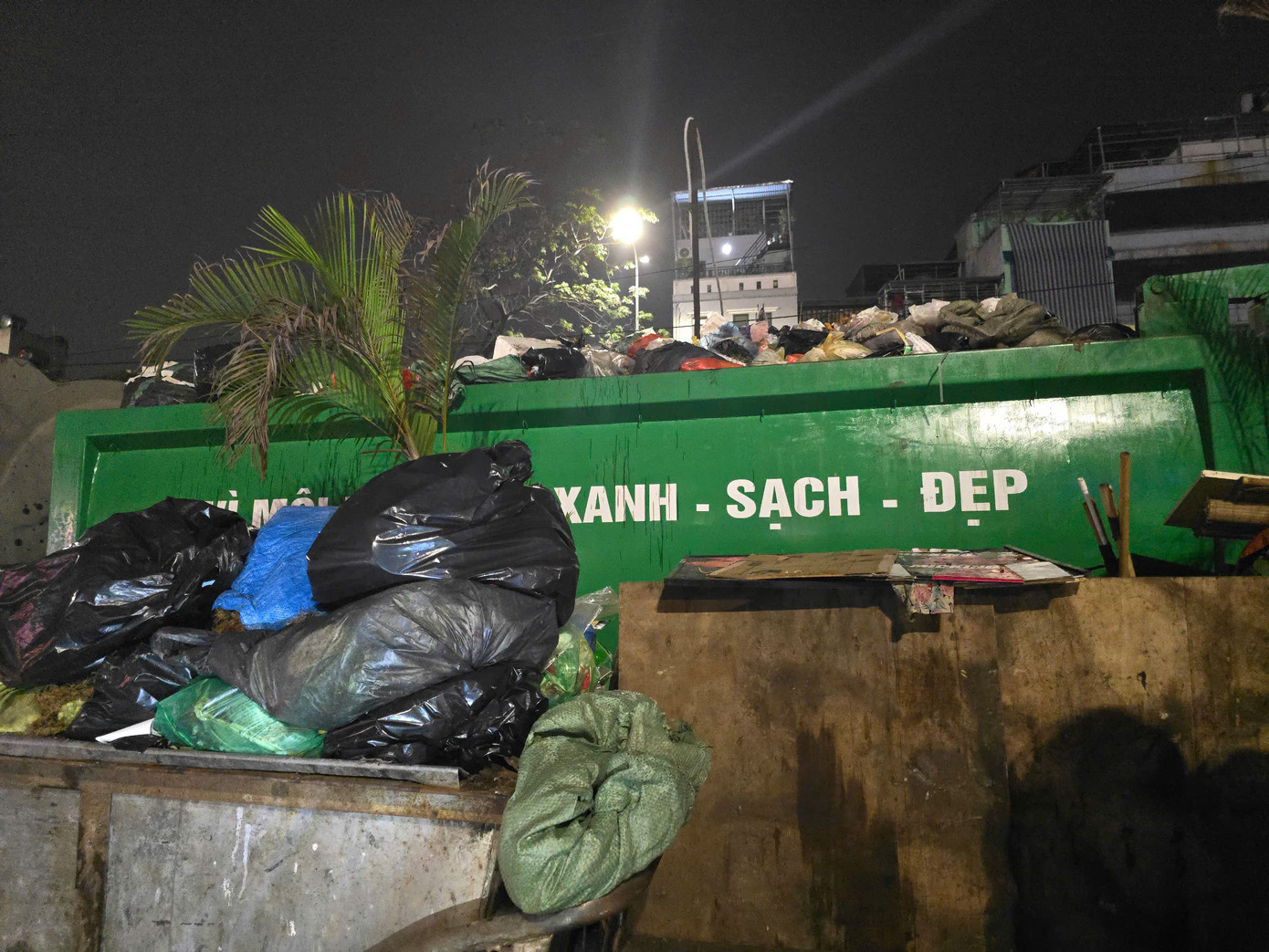 Theo chuyên gia môi trường Nguyễn Anh Tuấn, các máy ép rác đã được sử dụng nhiều ở Trung Quốc và mang lại hiệu quả "kép" cho môi trường. "Thứ nhất, bỏ được trạm trung chuyển, không gây ô nhiễm trong khu dân cư. Thứ hai, ngân sách sẽ tiết kiệm được nhiều chi phí vận chuyển, do trước nay xe rác cứ 6- 7 tấn là đầy. Nay 30 tấn chuyển một chuyến giảm tiền vận chuyển và ô nhiễm", ông Tuấn nói.