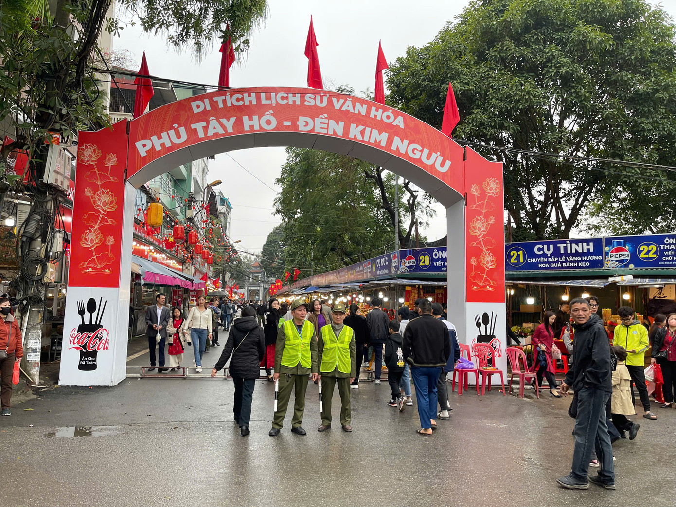 Ghi nhận tại Phủ Tây Hồ (quận Tây Hồ) - nơi có số lượng du khách đến dâng lễ cầu may rất lớn, lực lượng chức năng đã bố trí 2 điểm trông giữ xe tại ngõ 50 và số 88 phố Đặng Thai Mai để phục vụ người dân và du khách.