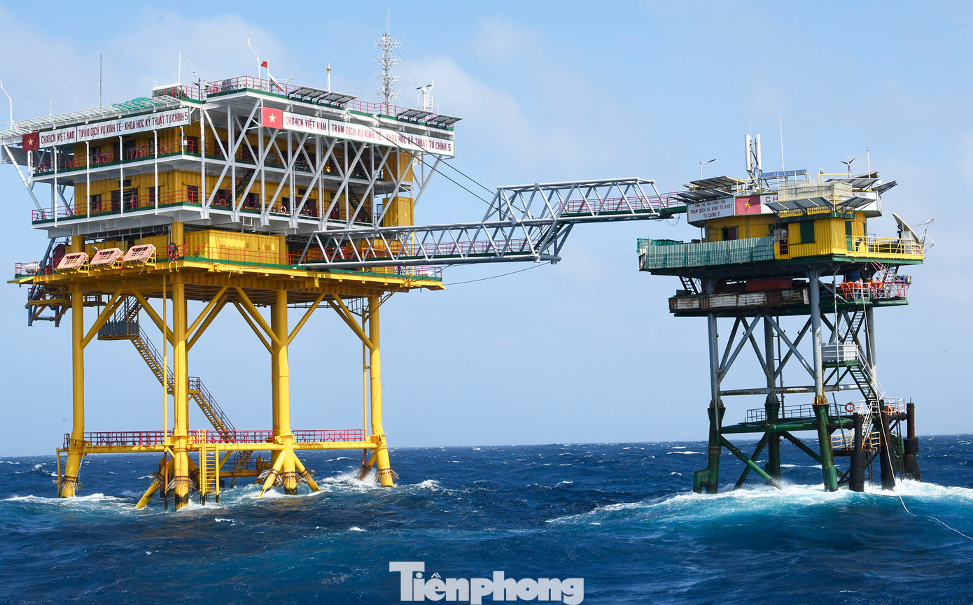 Những ngày đầu tiên của năm 2025, đoàn công tác của Bộ Tư lệnh Vùng 2 Hải quân đã mang theo khoảng 20 tấn hàng hóa, nhu yếu phẩm, quà Tết, cùng tình cảm từ đất liền đến với những người lính đang làm nhiệm vụ nơi tuyến đầu Tổ quốc. Sau hải trình dài 16 ngày, đoàn công tác đã hoàn thành nhiệm vụ mang nhu yếu phẩm, hàng hóa, quà Tết đến cán bộ, chiến sĩ đang công tác trên các Nhà giàn DK1. Những ngày đầu tiên của năm 2025, đoàn công tác của Bộ Tư lệnh Vùng 2 Hải quân đã mang theo khoảng 20 tấn hàng hóa, nhu yếu phẩm, quà Tết, cùng tình cảm từ đất liền đến với những người lính đang làm nhiệm vụ nơi tuyến đầu Tổ quốc. Sau hải trình dài 16 ngày, đoàn công tác đã hoàn thành nhiệm vụ mang nhu yếu phẩm, hàng hóa, quà Tết đến cán bộ, chiến sĩ đang công tác trên các Nhà giàn DK1.