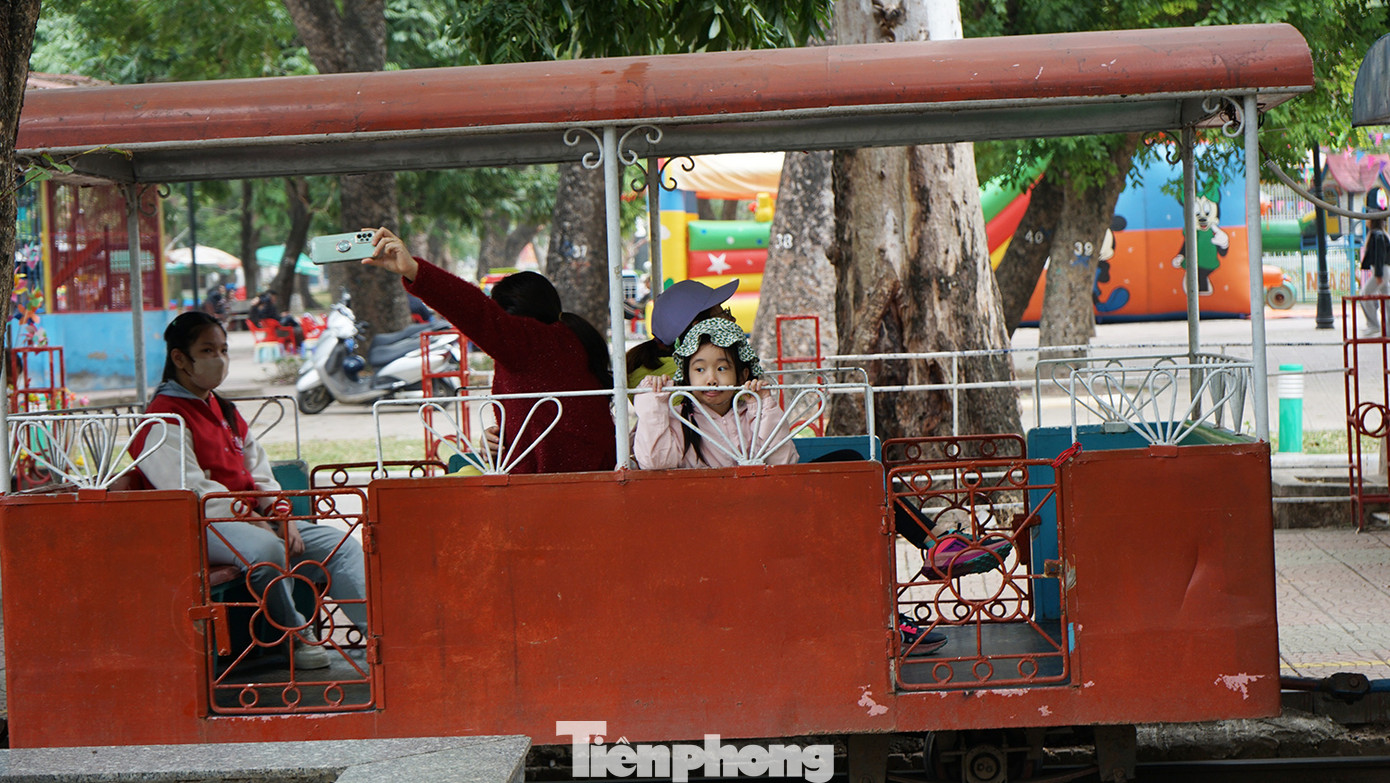 Cùng với đó là loạt lễ hội địa phương vào đầu năm mới sắp diễn ra như: Lễ hội Chùa Hương (khai hội ngày 6 tháng Giêng năm Ất Tỵ), lễ hội Gióng đền Sóc; lễ hội truyền thống Cổ Loa, lễ hội Gò Đống Đa, lễ hội đền Hai Bà Trưng, lễ hội Tản Viên Sơn Thánh… Cùng với đó là loạt lễ hội địa phương vào đầu năm mới sắp diễn ra như: Lễ hội Chùa Hương (khai hội ngày 6 tháng Giêng năm Ất Tỵ), lễ hội Gióng đền Sóc; lễ hội truyền thống Cổ Loa, lễ hội Gò Đống Đa, lễ hội đền Hai Bà Trưng, lễ hội Tản Viên Sơn Thánh…