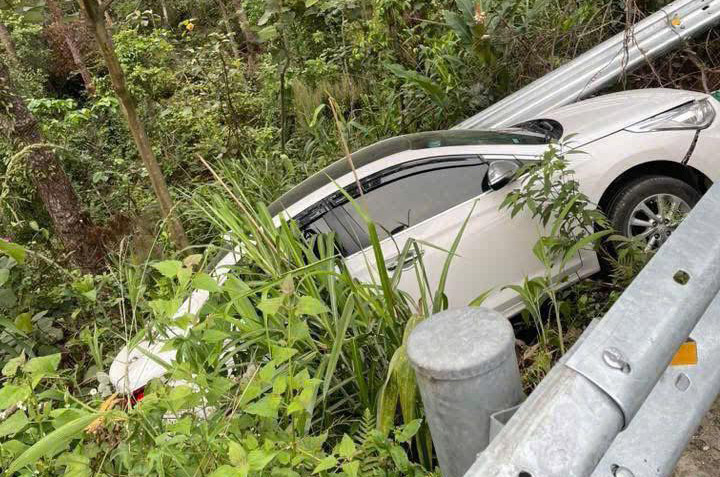 Ô tô con bay ra khỏi hộ lan trên đèo Tam Đảo. Ảnh: MXH