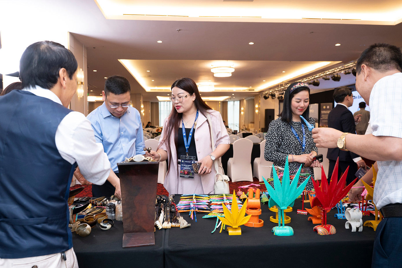 Một số sản phẩm địa phương được trưng bày bên lề hội nghị. Một số sản phẩm địa phương được trưng bày bên lề hội nghị.