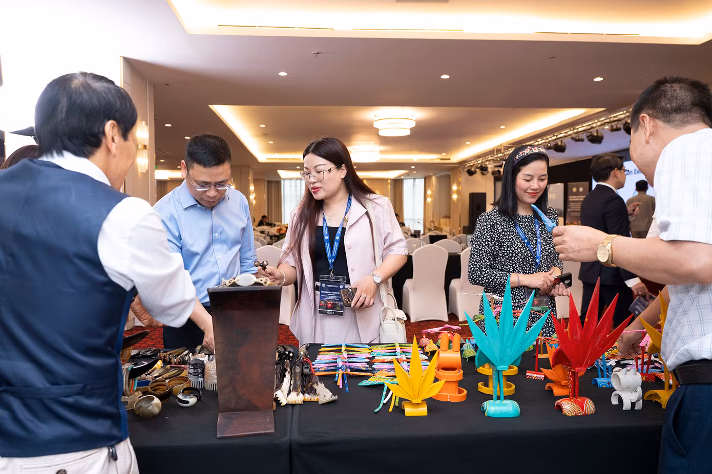 Một số sản phẩm địa phương được trưng bày bên lề hội nghị. Một số sản phẩm địa phương được trưng bày bên lề hội nghị.