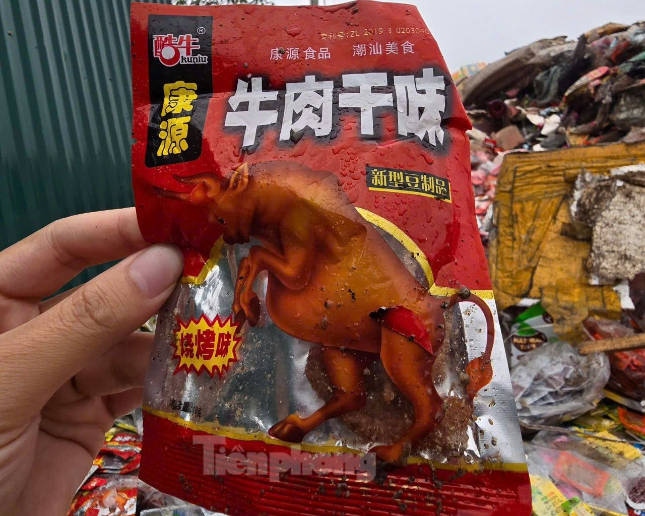 Nhiều loại thực phẩm với tem nhãn nước ngoài, đã hết hạn từ lâu vứt bỏ tại bãi rác