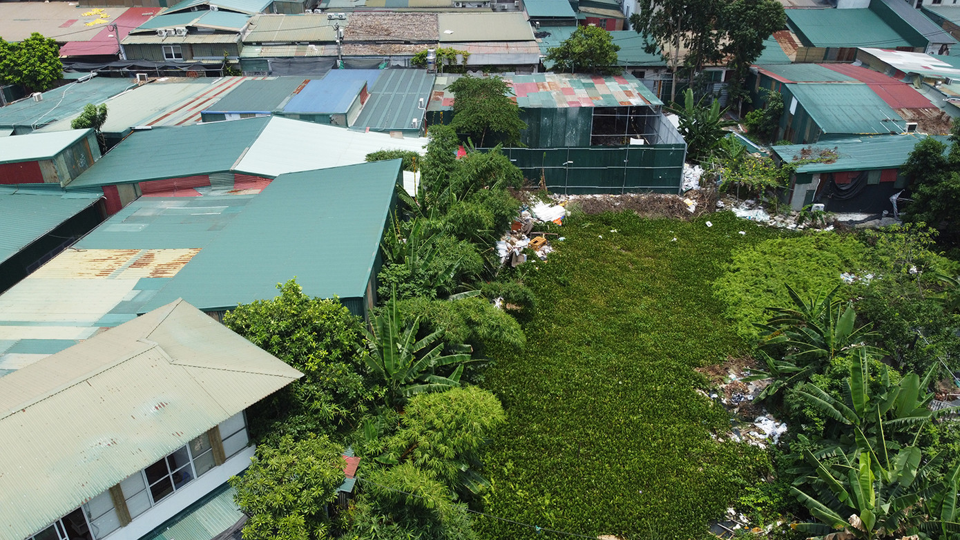 Toàn bộ lối vào khu đất này cũng đã bị quây rào tôn chắn Toàn bộ lối vào khu đất này cũng đã bị quây rào tôn chắn