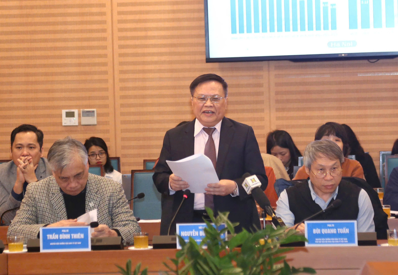 TS Nguyễn Đình Cung - nguyên Viện trưởng Viện Nghiên cứu quản lý kinh tế trung ương - phát biểu tại hội thảo TS Nguyễn Đình Cung - nguyên Viện trưởng Viện Nghiên cứu quản lý kinh tế trung ương - phát biểu tại hội thảo