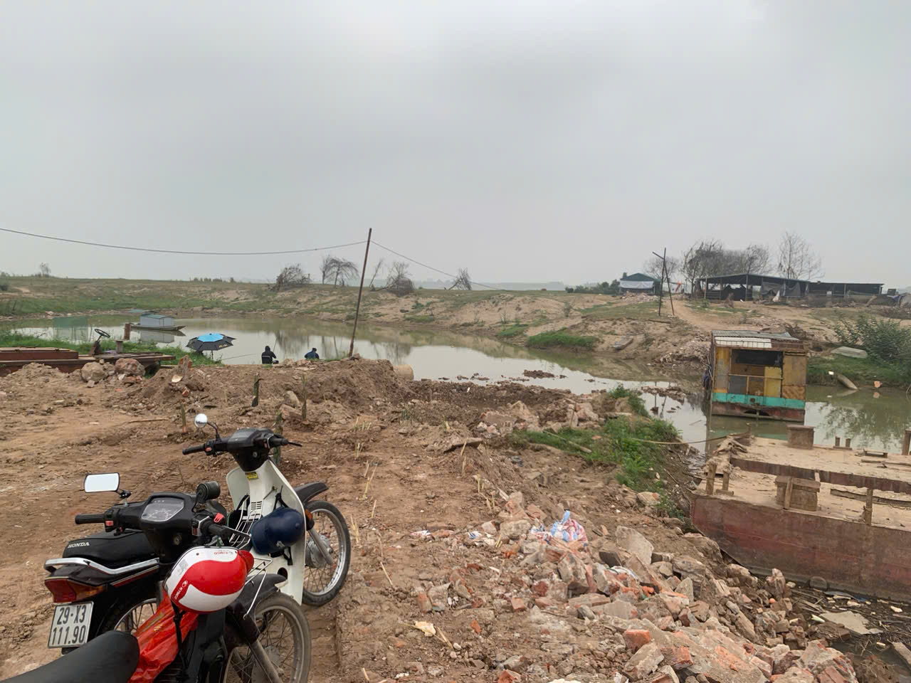 Khu vực bãi sông Hồng bị đổ phế thải tràn lan Khu vực bãi sông Hồng bị đổ phế thải tràn lan