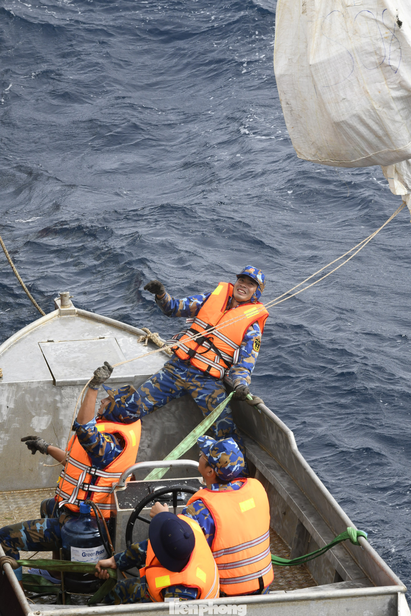 Căn cứ theo điều kiện thời tiết, một số nhà giàn có thể hạ xuồng để chuyển hàng lên. Tuy nhiên việc chuyển hàng lên xuống và kéo hàng lên nhà giàn cũng không đơn giản Căn cứ theo điều kiện thời tiết, một số nhà giàn có thể hạ xuồng để chuyển hàng lên. Tuy nhiên việc chuyển hàng lên xuống và kéo hàng lên nhà giàn cũng không đơn giản