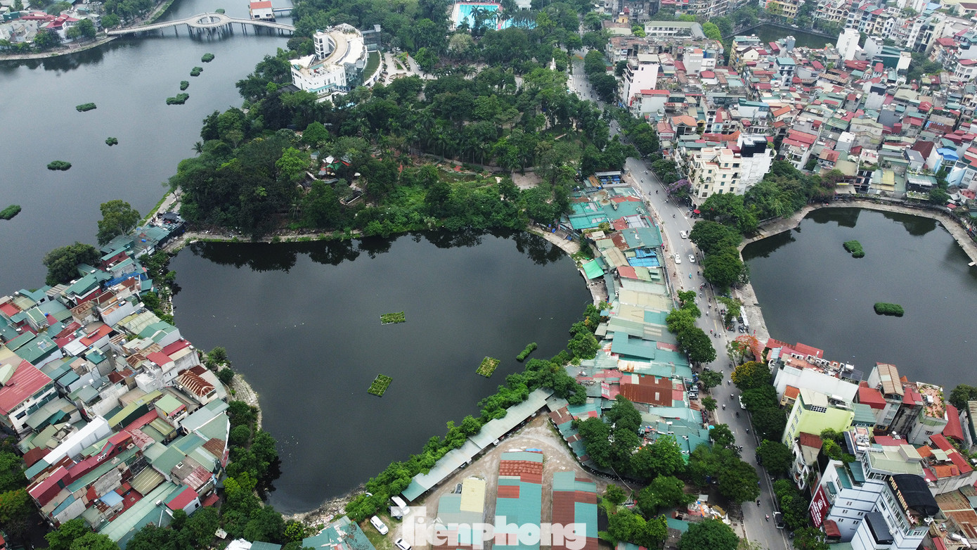 Khu vực này đều là các công trình tạm, khiến cả tuyến phố nhếch nhác, mất mỹ quan