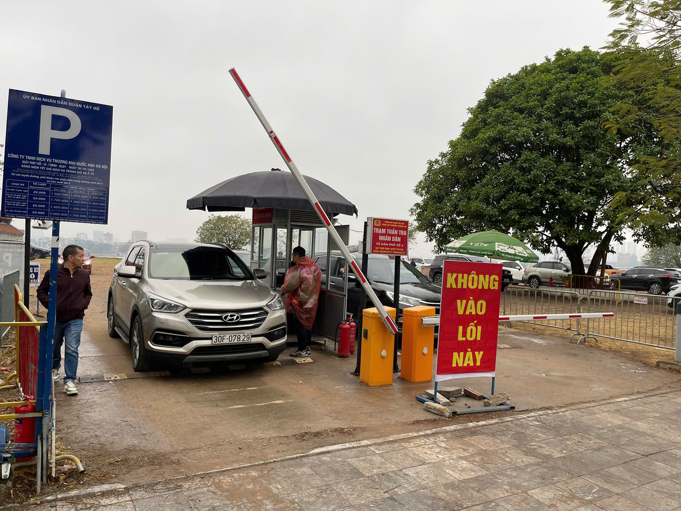 Theo đó, ô tô gửi 60 phút đầu phải trả 20.000 đồng/xe, từ phút 61-120 phút là 40.000 đồng/xe…; với xe máy thì thu phí quét mã QR, với mức 5.000 đồng/xe ban ngày, 8.000 đồng/xe buổi tối.