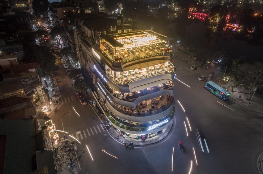 Tòa nhà "Hàm cá mập" tọa lạc tại vị trí đắc địa gần hồ Gươm. Ảnh: MXH Tòa nhà "Hàm cá mập" tọa lạc tại vị trí đắc địa gần hồ Gươm. Ảnh: MXH