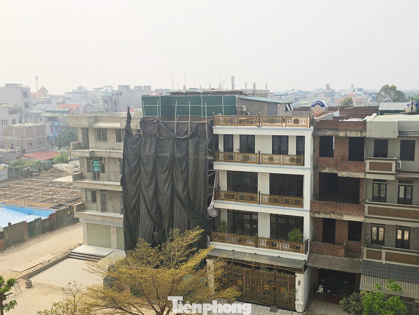 Công trình số 40 liền kề dự án 79 Thanh Đàm đang quây bạt đen, phá dỡ bên trong Công trình số 40 liền kề dự án 79 Thanh Đàm đang quây bạt đen, phá dỡ bên trong