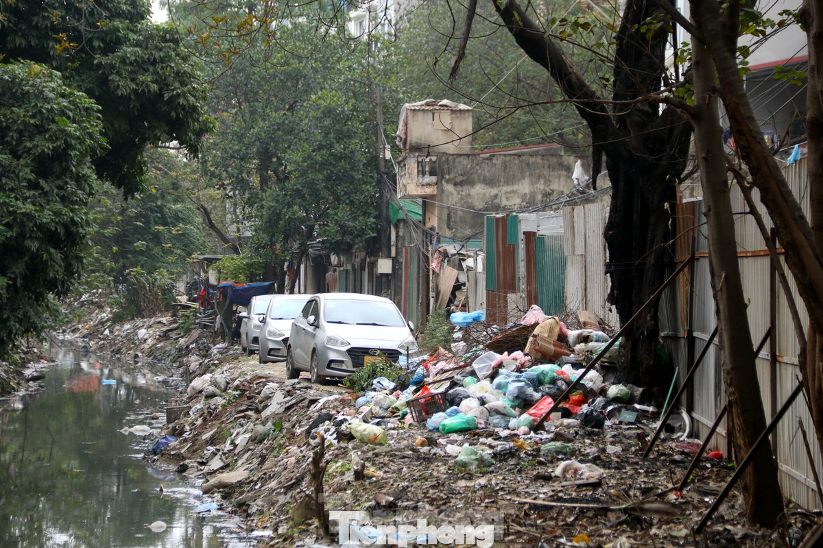 Mương Kẻ Khế thành nơi tập kết rác thải, đỗ ô tô... Mương Kẻ Khế thành nơi tập kết rác thải, đỗ ô tô...