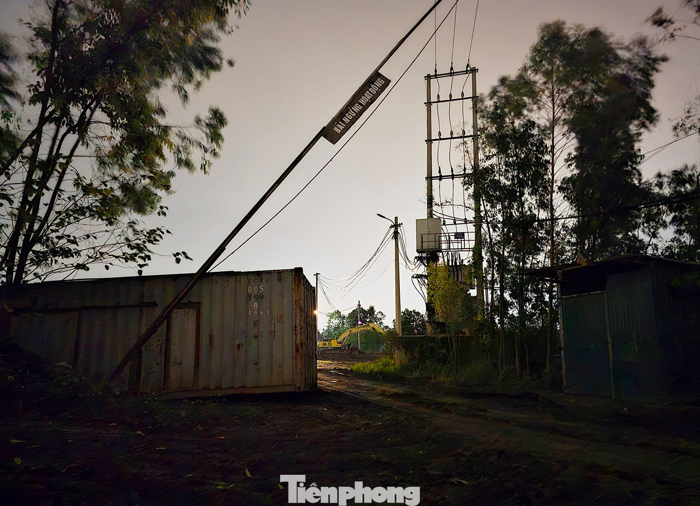 Sau chỉ đạo này, UBND huyện Gia Lâm đã đặt container, chặn barie chắn các bãi, không cho phép hoạt động. Theo ghi nhận của PV Tiền Phong, 2 bãi "Khổng Trường Giang và Tất Thắng" đã dừng hoạt động nhưng bãi trung chuyển Giang Linh tiếp tục "chống lệnh" cơ quan chức năng. Cho nhiều xe tải cỡ lớn bốc cát tại khu vực đã bị ngăn chặn. Container, rào chắn bị xê dịch để đơn vị này tiếp tục hoạt động trong đêm. Sau chỉ đạo này, UBND huyện Gia Lâm đã đặt container, chặn barie chắn các bãi, không cho phép hoạt động. Theo ghi nhận của PV Tiền Phong, 2 bãi "Khổng Trường Giang và Tất Thắng" đã dừng hoạt động nhưng bãi trung chuyển Giang Linh tiếp tục "chống lệnh" cơ quan chức năng. Cho nhiều xe tải cỡ lớn bốc cát tại khu vực đã bị ngăn chặn. Container, rào chắn bị xê dịch để đơn vị này tiếp tục hoạt động trong đêm.