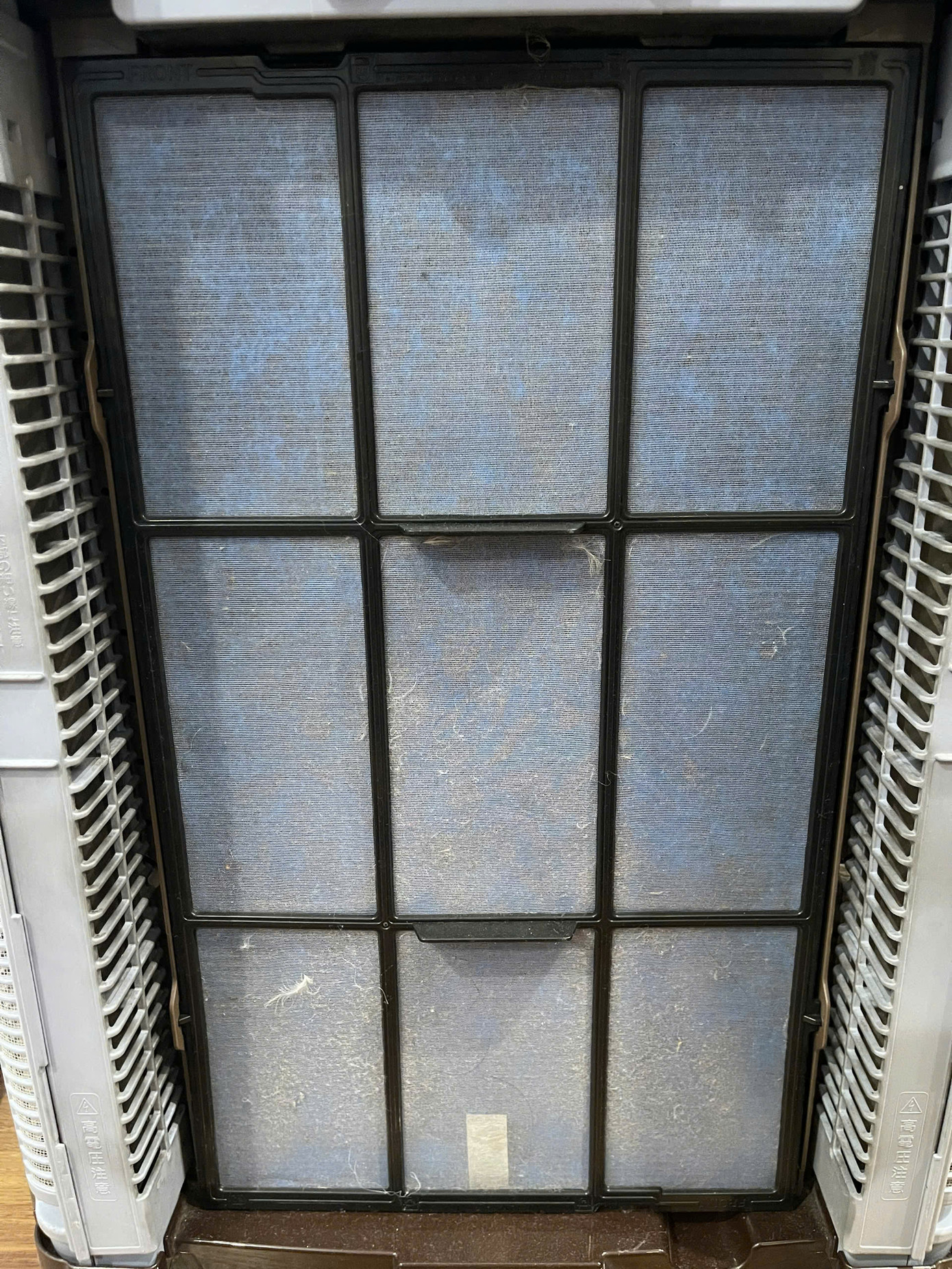 Máy lọc không khí bám đầy sợi bông. Ảnh CDCC