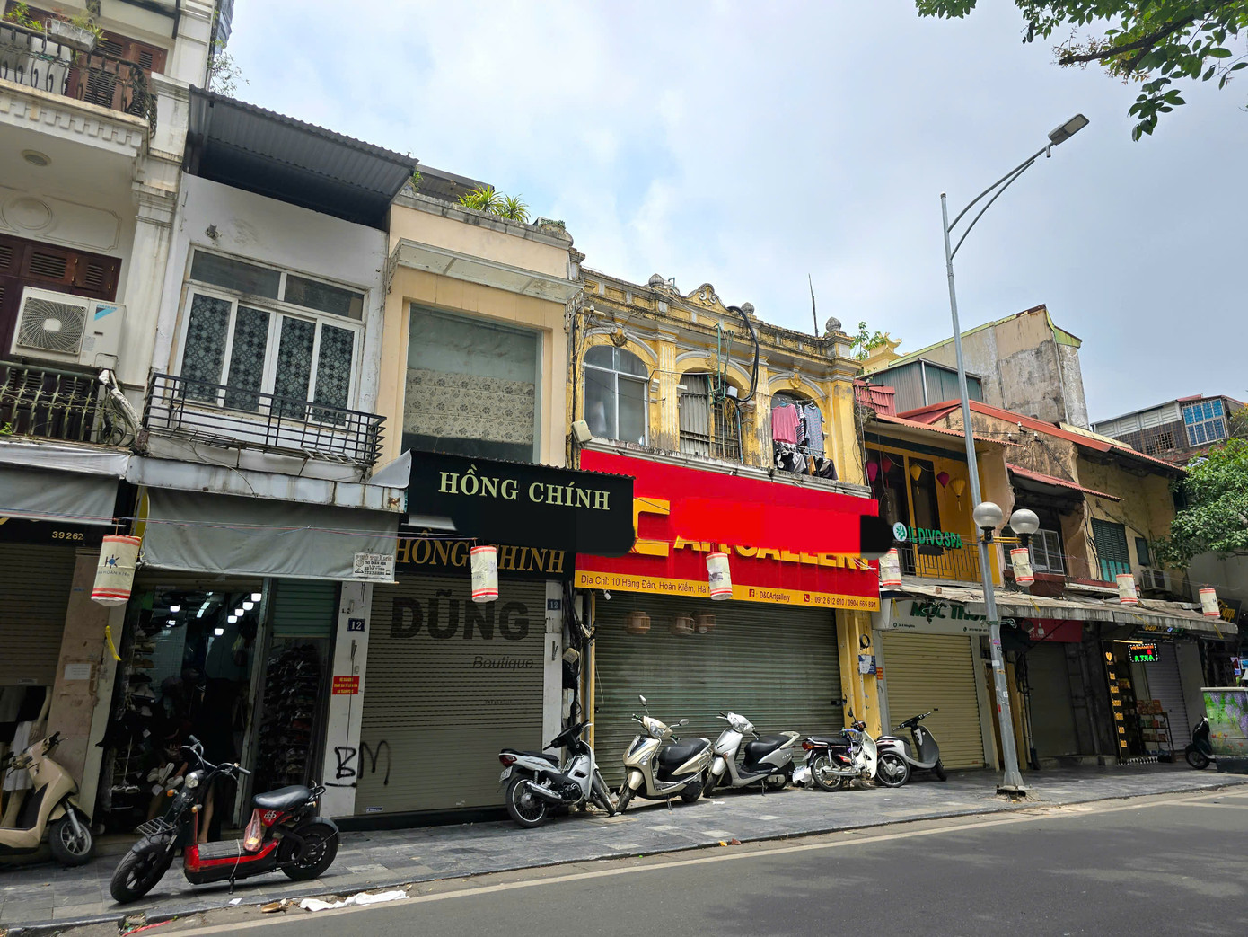 Cảnh các cửa hàng đóng cửa hàng loạt trên phố Hàng Đào (quận Hoàn Kiếm).