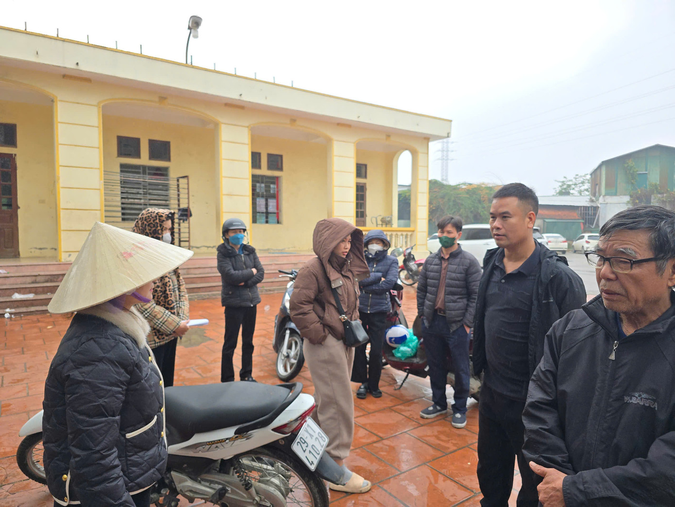 Người dân đội mưa đến Nhà văn hóa Miền Hạ để phản đối đường quy hoạch xuyên qua nhà văn hóa Người dân đội mưa đến Nhà văn hóa Miền Hạ để phản đối đường quy hoạch xuyên qua nhà văn hóa