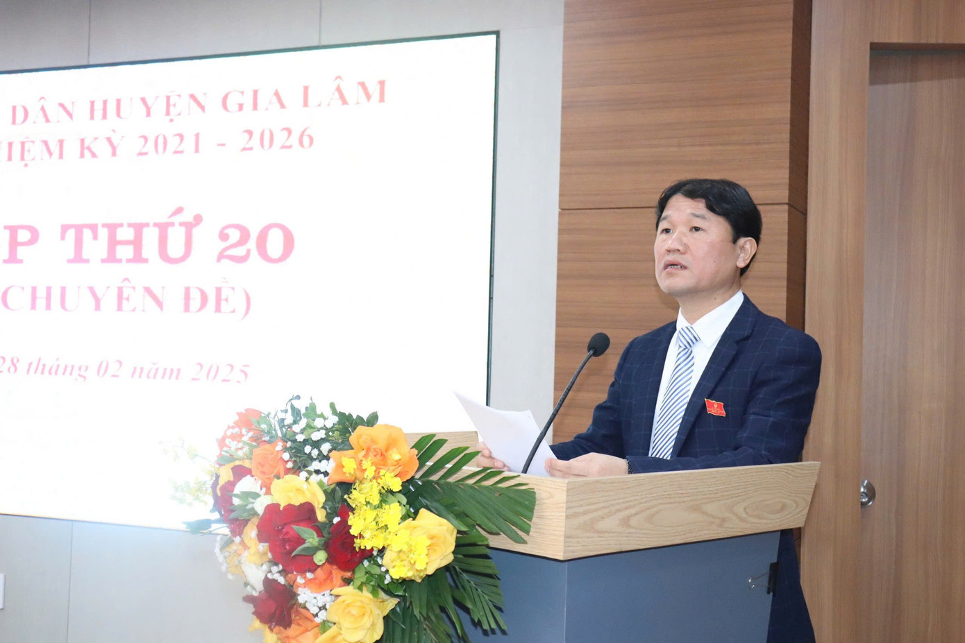 Phó Chủ tịch UBND huyện Gia Lâm Trương Văn Học báo cáo tại kỳ họp Phó Chủ tịch UBND huyện Gia Lâm Trương Văn Học báo cáo tại kỳ họp