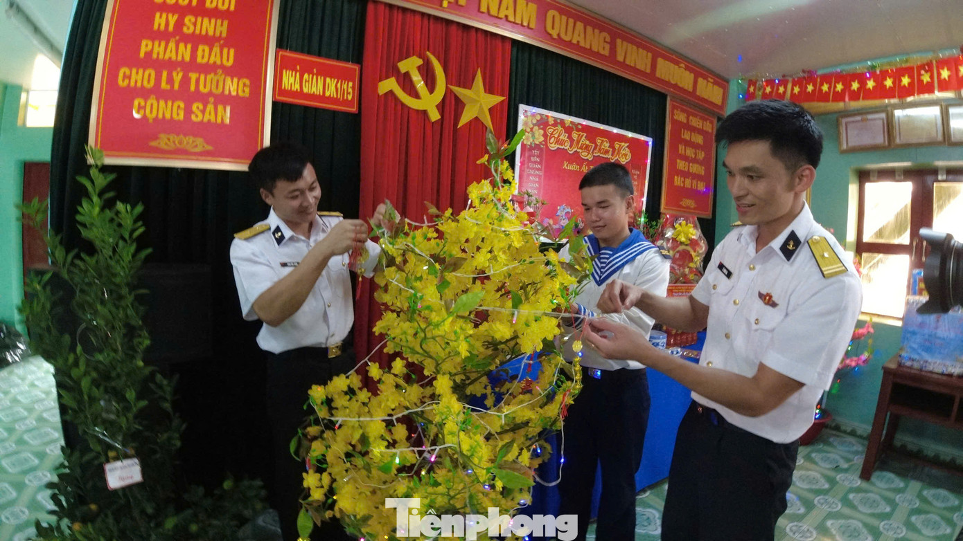 Chuyến thăm của đoàn không chỉ mang theo các món quà Tết: lá dong, gạo nếp, thịt heo, mai, đào, cây quất, nhu yếu phẩm, hàng hóa… do các địa phương, tổ chức, cá nhân trên cả nước gửi tặng, mà còn là những món quà mang ý nghĩa về mặt tinh thần: thư của các em học sinh, lời nhắn nhủ từ gia đình, hậu phương. Chuyến thăm của đoàn không chỉ mang theo các món quà Tết: lá dong, gạo nếp, thịt heo, mai, đào, cây quất, nhu yếu phẩm, hàng hóa… do các địa phương, tổ chức, cá nhân trên cả nước gửi tặng, mà còn là những món quà mang ý nghĩa về mặt tinh thần: thư của các em học sinh, lời nhắn nhủ từ gia đình, hậu phương.