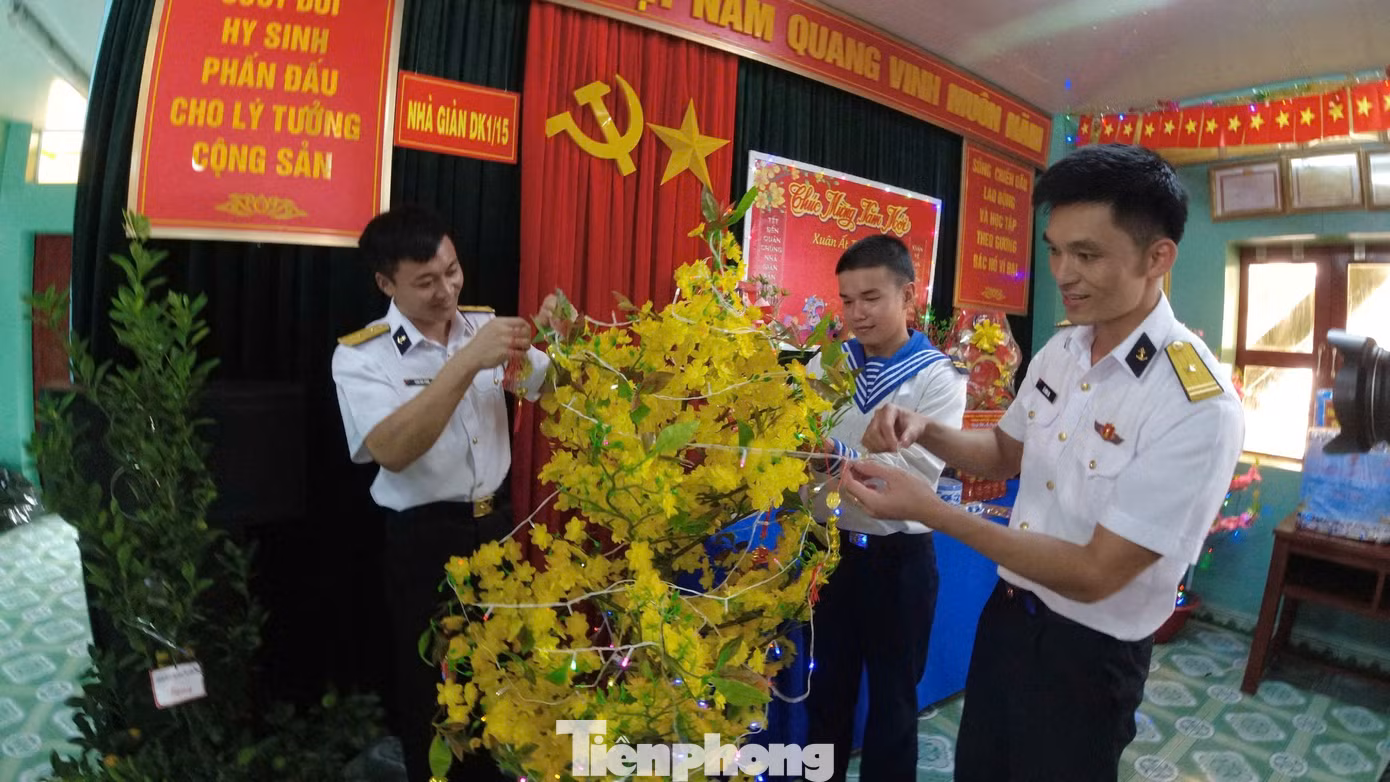 Chuyến thăm của đoàn không chỉ mang theo các món quà Tết: lá dong, gạo nếp, thịt heo, mai, đào, cây quất, nhu yếu phẩm, hàng hóa… do các địa phương, tổ chức, cá nhân trên cả nước gửi tặng, mà còn là những món quà mang ý nghĩa về mặt tinh thần: thư của các em học sinh, lời nhắn nhủ từ gia đình, hậu phương.