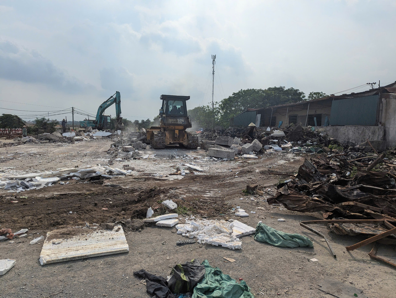 Máy móc cùng hơn 100 nhân lực được huy động để GPMB